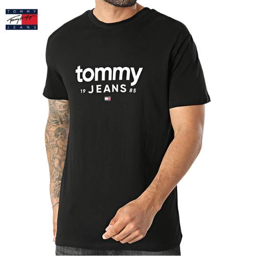 Tommy Jeans muška majica crna s natpisom na modelu, bočni prikaz