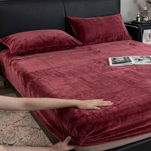Bordo plišana plahta s gumicom na bračnom krevetu, s dvije jastučnice od istog pliša